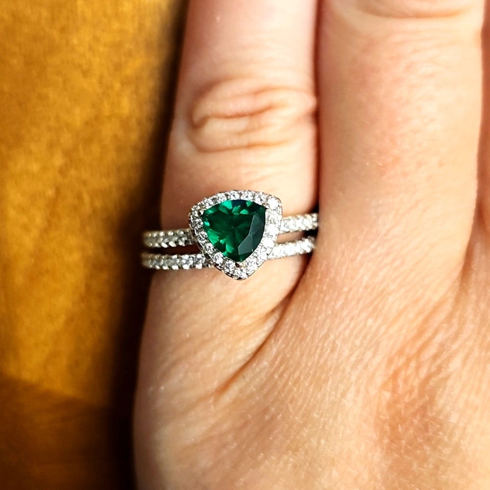 Charmed Aroma costume jewelry double silver ring set with large green triangle 6